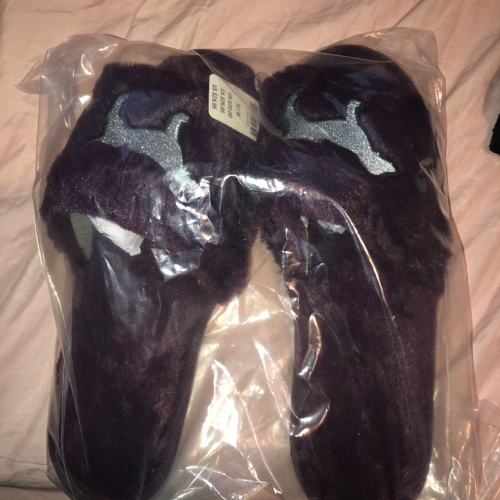 P i n k  m a r o o n /p u r p l e  s l i p p e r s